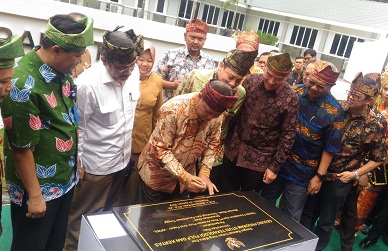 Menteri Riset Teknologi dan Pendidikan Tinggi (Menristekdikti) Mohamad Nasir tandatangani prasasti peresmian pemakaian gedung Program Studi D3 (Vokasi) Teknologi Pulp dan Kertas jurusan Teknik Kimia Universitas Riau (UR).